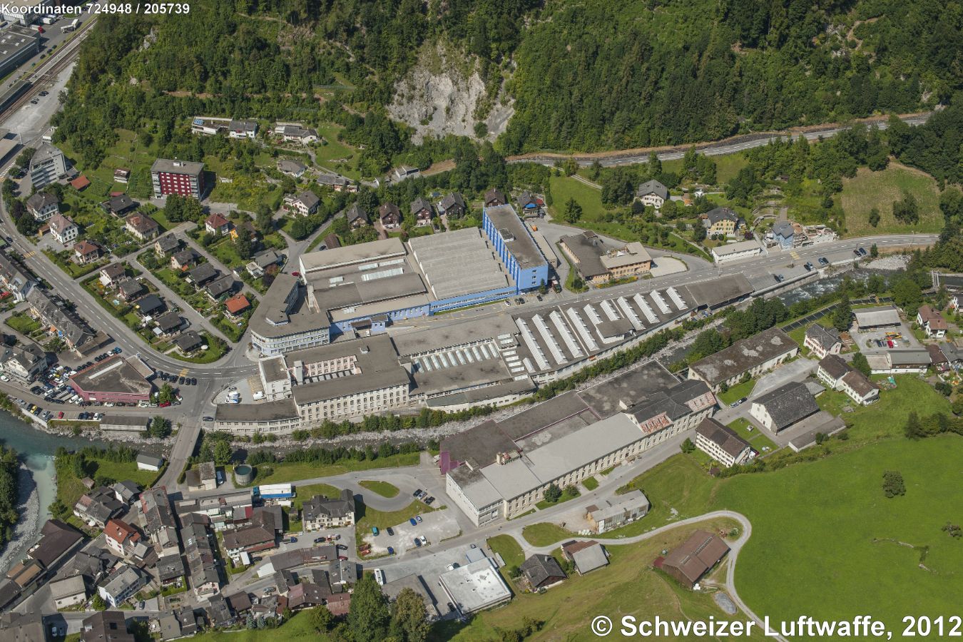Industrieareal 'Erlen', Schwanden (Position: 2'724'915.40, 1'206'242.14). Links unten im Bild: Zusammenfluss des 'Sernf' (von rechts her fliessend) in die Linth.